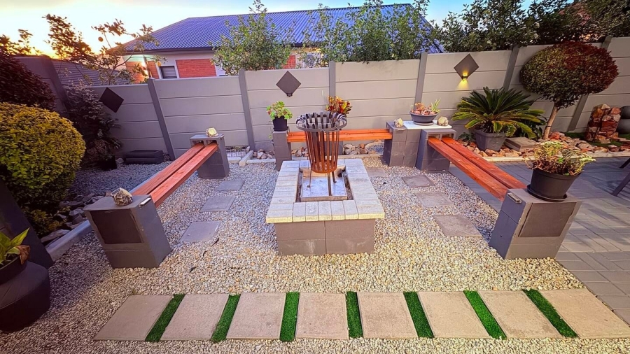 5 Bedroom Property for Sale in Reebok Western Cape